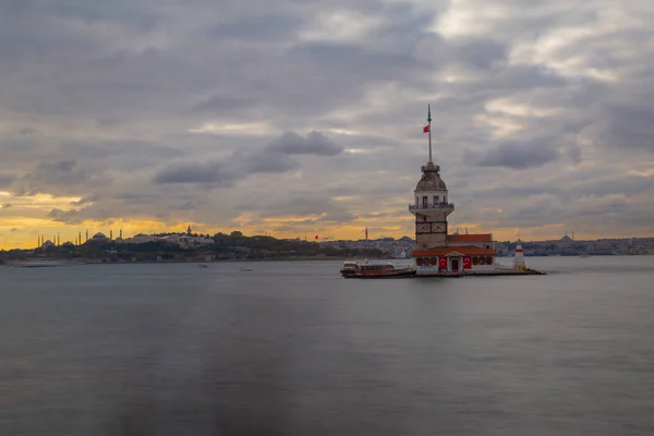 位于伊斯坦布尔历史上最美丽的灯塔 梅登塔在日落时被拍照 — 图库照片