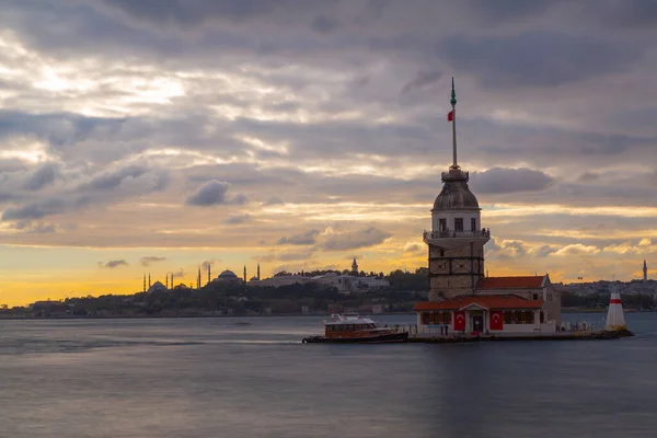 Stanbul Güzel Tarihi Deniz Feneri Olan Bakire Kulesi Gün Batımında — Stok fotoğraf