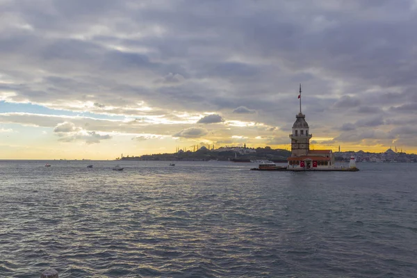 İstanbul 'un en güzel tarihi deniz feneri olan Bakire Kulesi gün batımında fotoğraflandı..