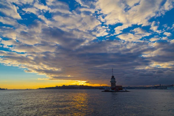İstanbul 'un en güzel tarihi deniz feneri olan Bakire Kulesi gün batımında fotoğraflandı..