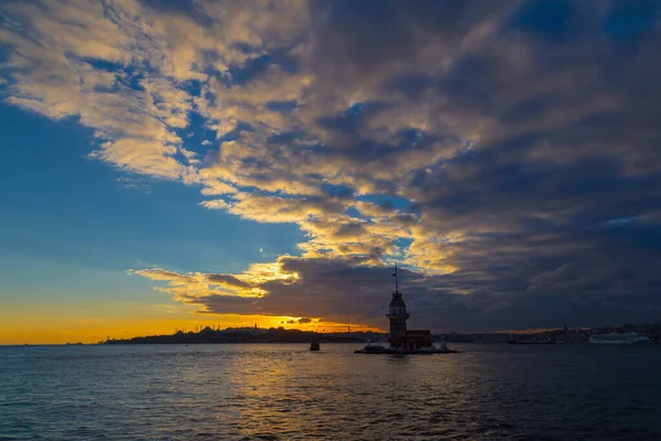 İstanbul 'un en güzel tarihi deniz feneri olan Bakire Kulesi gün batımında fotoğraflandı..