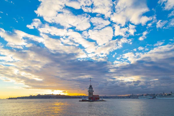İstanbul 'un en güzel tarihi deniz feneri olan Bakire Kulesi gün batımında fotoğraflandı..