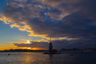 İstanbul 'un en güzel tarihi deniz feneri olan Bakire Kulesi gün batımında fotoğraflandı..