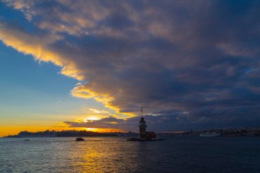 İstanbul 'un en güzel tarihi deniz feneri olan Bakire Kulesi gün batımında fotoğraflandı..