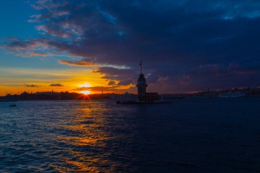 İstanbul 'un en güzel tarihi deniz feneri olan Bakire Kulesi gün batımında fotoğraflandı..
