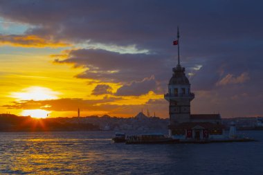 İstanbul 'un en güzel tarihi deniz feneri olan Bakire Kulesi gün batımında fotoğraflandı..
