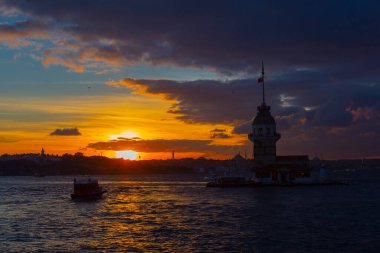 İstanbul 'un en güzel tarihi deniz feneri olan Bakire Kulesi gün batımında fotoğraflandı..