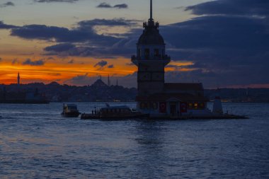 İstanbul 'un en güzel tarihi deniz feneri olan Bakire Kulesi gün batımında fotoğraflandı..
