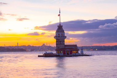 İstanbul 'un en güzel tarihi deniz feneri olan Bakire Kulesi gün batımında fotoğraflandı..