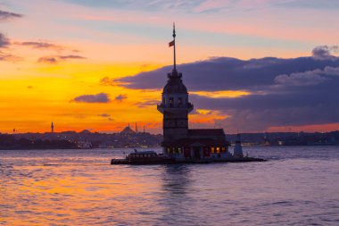 İstanbul 'un en güzel tarihi deniz feneri olan Bakire Kulesi gün batımında fotoğraflandı..