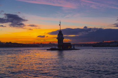 İstanbul 'un en güzel tarihi deniz feneri olan Bakire Kulesi gün batımında fotoğraflandı..