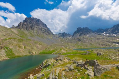 Verenik Platosu 'nda yer alan Kapl Lakes, Kakar Dağları Ulusal Parkı' dır..