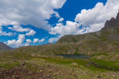 Verenik Platosu 'nda yer alan Kapl Lakes, Kakar Dağları Ulusal Parkı' dır..