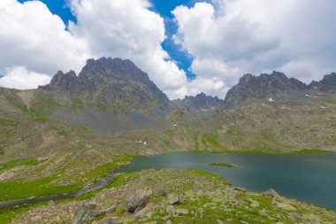 Verenik Platosu 'nda yer alan Kapl Lakes, Kakar Dağları Ulusal Parkı' dır..