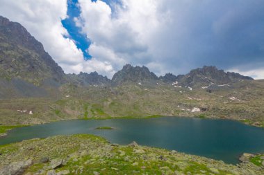Verenik Platosu 'nda yer alan Kapl Lakes, Kakar Dağları Ulusal Parkı' dır..