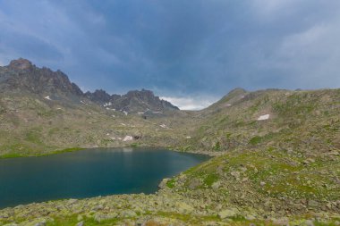 Verenik Platosu 'nda yer alan Kapl Lakes, Kakar Dağları Ulusal Parkı' dır..