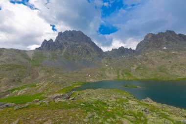 Verenik Platosu 'nda yer alan Kapl Lakes, Kakar Dağları Ulusal Parkı' dır..