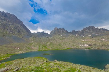 Verenik Platosu 'nda yer alan Kapl Lakes, Kakar Dağları Ulusal Parkı' dır..