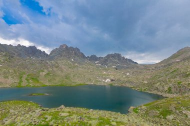 Verenik Platosu 'nda yer alan Kapl Lakes, Kakar Dağları Ulusal Parkı' dır..