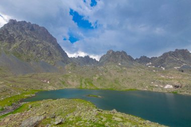 Verenik Platosu 'nda yer alan Kapl Lakes, Kakar Dağları Ulusal Parkı' dır..