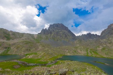 Verenik Platosu 'nda yer alan Kapl Lakes, Kakar Dağları Ulusal Parkı' dır..