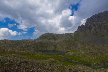 Verenik Platosu 'nda yer alan Kapl Lakes, Kakar Dağları Ulusal Parkı' dır..