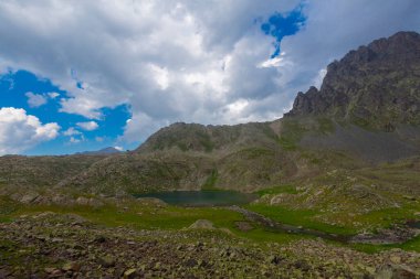 Verenik Platosu 'nda yer alan Kapl Lakes, Kakar Dağları Ulusal Parkı' dır..