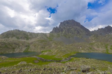 Verenik Platosu 'nda yer alan Kapl Lakes, Kakar Dağları Ulusal Parkı' dır..