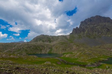 Verenik Platosu 'nda yer alan Kapl Lakes, Kakar Dağları Ulusal Parkı' dır..