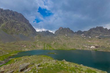 Verenik Platosu 'nda yer alan Kapl Lakes, Kakar Dağları Ulusal Parkı' dır..