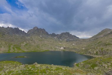 Verenik Platosu 'nda yer alan Kapl Lakes, Kakar Dağları Ulusal Parkı' dır..