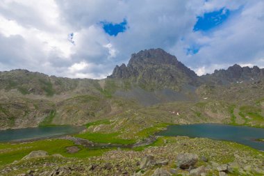 Verenik Platosu 'nda yer alan Kapl Lakes, Kakar Dağları Ulusal Parkı' dır..