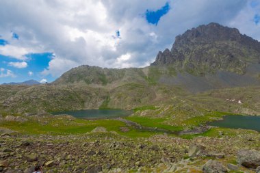 Verenik Platosu 'nda yer alan Kapl Lakes, Kakar Dağları Ulusal Parkı' dır..