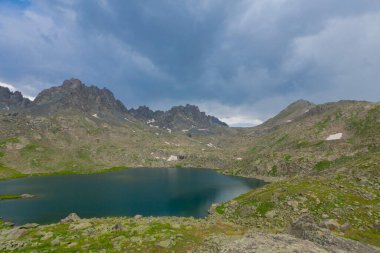 Verenik Platosu 'nda yer alan Kapl Lakes, Kakar Dağları Ulusal Parkı' dır..