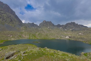 Verenik Platosu 'nda yer alan Kapl Lakes, Kakar Dağları Ulusal Parkı' dır..