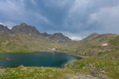 Verenik Platosu 'nda yer alan Kapl Lakes, Kakar Dağları Ulusal Parkı' dır..