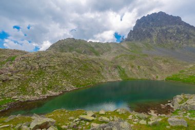 Verenik Platosu 'nda yer alan Kapl Lakes, Kakar Dağları Ulusal Parkı' dır..