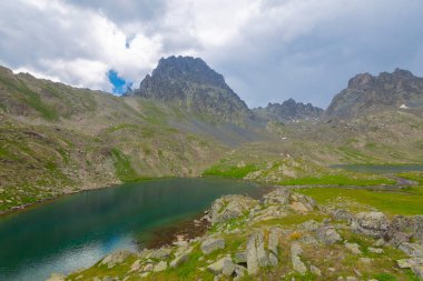 Verenik Platosu 'nda yer alan Kapl Lakes, Kakar Dağları Ulusal Parkı' dır..