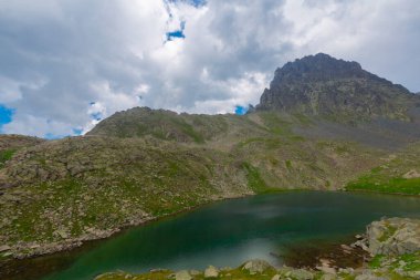 Verenik Platosu 'nda yer alan Kapl Lakes, Kakar Dağları Ulusal Parkı' dır..
