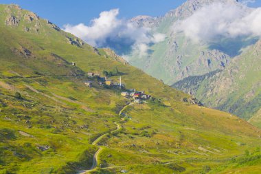 Verenik Platosu 'nda yer alan Kapl Lakes, Kakar Dağları Ulusal Parkı' dır..