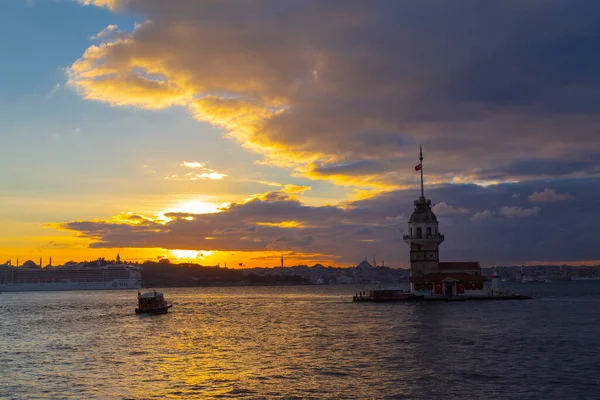 İstanbul 'un en güzel tarihi deniz feneri olan Bakire Kulesi gün batımında fotoğraflandı..
