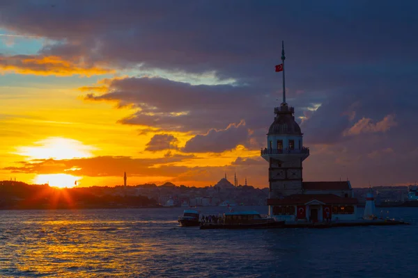 Jungfrutornet Den Vackraste Historiska Fyren Istanbul Fotograferades Vid Solnedgången — Stockfoto