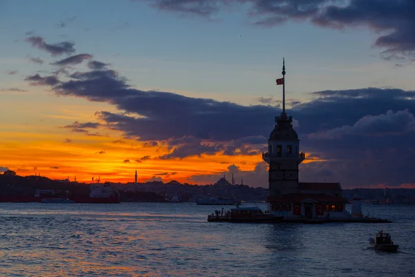 位于伊斯坦布尔历史上最美丽的灯塔 梅登塔在日落时被拍照 — 图库照片