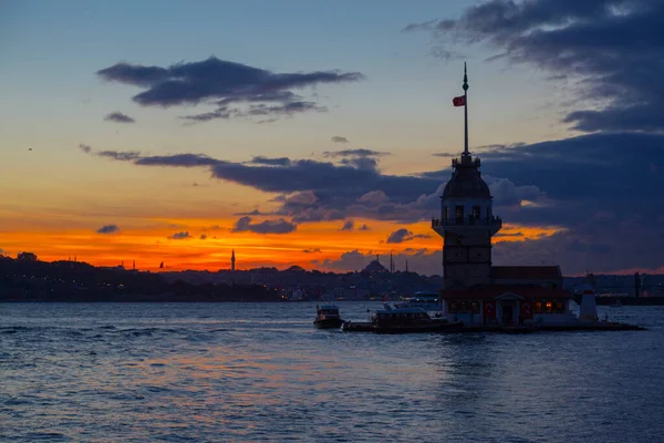 İstanbul 'un en güzel tarihi deniz feneri olan Bakire Kulesi gün batımında fotoğraflandı..