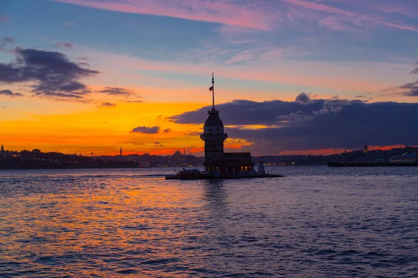 Jungfrutornet Den Vackraste Historiska Fyren Istanbul Fotograferades Vid Solnedgången — Stockfoto