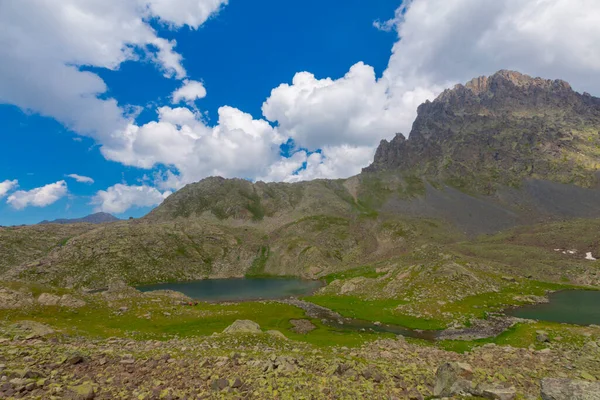 Verenik Platosu 'nda yer alan Kapl Lakes, Kakar Dağları Ulusal Parkı' dır..