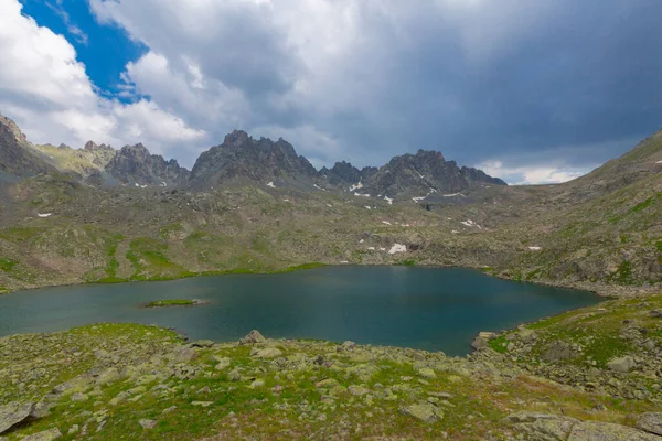 Verenik Platosu 'nda yer alan Kapl Lakes, Kakar Dağları Ulusal Parkı' dır..