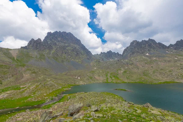 Verenik Platosu 'nda yer alan Kapl Lakes, Kakar Dağları Ulusal Parkı' dır..