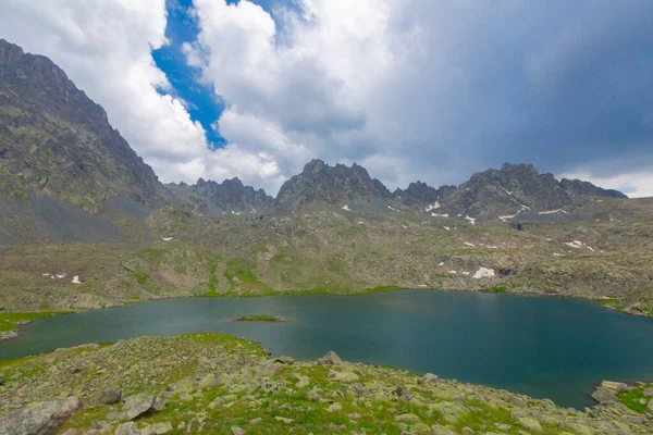 Verenik Platosu 'nda yer alan Kapl Lakes, Kakar Dağları Ulusal Parkı' dır..