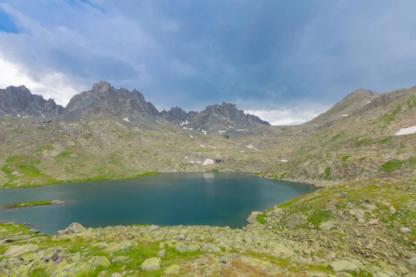 Verenik Platosu 'nda yer alan Kapl Lakes, Kakar Dağları Ulusal Parkı' dır..